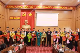 Tặng hoa chúc mừng các cán bộ lãnh đạo được điều động, luân chuyển. (Ảnh: TTXVN phát)