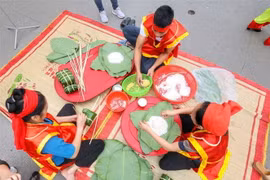 Đội thi huyện Thanh Thủy trong phần thi gói, nấu bánh chưng. (Ảnh: Tuấn Đức/TTXVN)