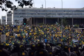 Những người ủng hộ cựu Tổng thống Brazil Jair Bolsonaro xông vào các tòa nhà Chính phủ tại Brasilia, ngày 8/1/2023. (Ảnh: AFP/TTXVN)