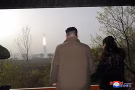 Nhà lãnh đạo Triều Tiên Kim Jong-un (trái) thị sát vụ phóng tên lửa đạn đạo liên lục địa Hwasong-18 tại địa điểm không xác định. (Ảnh: KCNA/TTXVN)