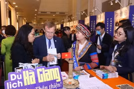 Các đại biểu tham quan khu trưng bày, giới thiệu các địa phương của Việt Nam. (Ảnh: Văn Điệp/TTXVN)
