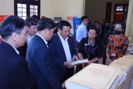 Ông Nguyễn Xuân Thắng với các đại biểu tham quan trưng bày sách. (Ảnh: Văn Điệp/TTXVN)