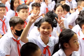 Học sinh ở Thành phố Hồ Chí Minh vui mừng chào đón Năm học mới 2023-2024. (Ảnh: Hồng Đạt/TTXVN)