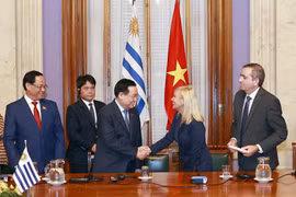 Chủ tịch Quốc hội Vương Đình Huệ và Chủ tịch Thượng viện Uruguay Beatriz Argimon tại lễ ký thỏa thuận. (Ảnh: Doãn Tấn/TTXVN)