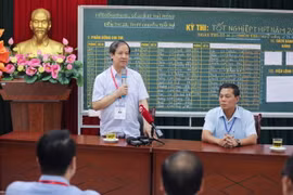 Bộ trưởng Bộ Giáo dục và Đào tạo Nguyễn Kim Sơn trao đổi với cán bộ coi thi tại điểm thi Trường Trung học Phổ thông Chuyên Trần Phú, thành phố Hải Phòng. (Ảnh: Thanh Tùng/TTXVN)