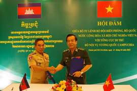 Trung tướng Lê Đức Thái (phải), Tư lệnh Bộ đội Biên phòng, Bộ Quốc phòng Việt Nam và Đại tướng Kirth Chantharith (trái), Tổng cục trưởng Tổng cục Di trú Bộ Nội vụ Campuchia chủ trì hội đàm. (Ảnh: TTXVN phát)