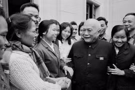 Chủ tịch Tôn Đức Thắng nói chuyện với đại biểu dự Kỳ họp thứ 3, Quốc hội khóa 4 (20-23/2/1973), tại Hội trường Ba Đình. (Ảnh: TTXVN)