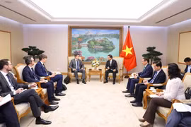 Phó Thủ tướng Trần Hồng Hà tiếp Cố vấn chính về Ngoại giao Năng lượng của EU Tibor Stelbaczky và Đặc phái viên về biến đổi khí hậu của Vương quốc Anh Chris Taylor. (Ảnh: Văn Điệp/TTXVN)