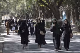 Nữ sinh đến trường học tại Kabul, Afghanistan ngày 13/10/2022. (Ảnh: AFP/TTXVN)