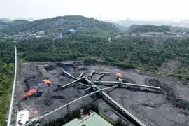 Hệ thống băng tải vận chuyển than của Công ty Tuyển than Hòn Gai thuộc Tập đoàn Công nghiệp Than-Khoáng sản Việt Nam. (Ảnh: Tuấn Anh/TTXVN)