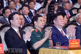 Chủ tịch nước Võ Văn Thưởng, các lãnh đạo, nguyên lãnh đạo Đảng Nhà nước dự Lễ kỷ niệm 60 năm Ngày Bác Hồ về thăm Đảng bộ và nhân dân tỉnh Nam Định. (Ảnh: Thống Nhất/TTXVN)