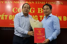 Phó Chủ tịch UBND tỉnh Long An Nguyễn Minh Lâm trao Quyết định bổ nhiệm Phó Giám đốc Sở Xây dựng cho ông Võ Anh Linh. (Ảnh: Thanh Bình/TTXVN)