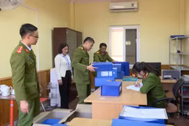 Cơ quan Cảnh sát điều tra Công an tỉnh Sơn La tiến hành khám xét tại Trung tâm đăng kiểm 2601D. (Nguồn: Công an tỉnh Sơn La)