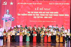 Giám đốc Học viện Chính trị Quốc gia Hồ Chí Minh Nguyễn Xuân Thắng và Bí thư Thành ủy Thành phố Hồ Chí Minh Nguyễn Văn Nên trao Bằng khen cho các giảng viên xuất sắc. (Ảnh: Tiến Lực/TTXVN)