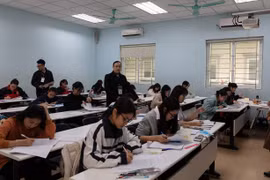 Thí sinh làm bài thi. (Nguồn: VNU)