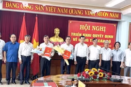 Ban Thường vụ Tỉnh ủy Đồng Nai quyết định cho Bí thư Thành ủy Biên Hòa Võ Văn Chánh (người thứ 6, bên trái qua) được thôi việc theo nguyện vọng. (Ảnh: TTXVN phát)