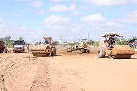 Các đơn vị đang triển khai thi công Dự án xây dựng đường Cao tốc Bến Lức-Long Thành. (Ảnh: Dương Giang/TTXVN)