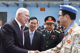 Chủ tịch nước Võ Văn Thưởng và Toàn quyền Australia David Hurley trồng cây lưu niệm tại khuôn viên trụ sở Cục Gìn giữ hoà bình Việt Nam. (Ảnh: Thống Nhất/TTXVN)