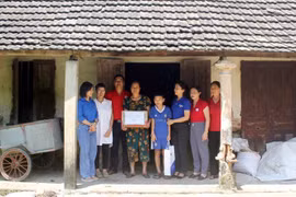 Trao quà và học bổng cho em Ninh Thế Hải tại xã Gia Hưng, Gia Viễn, Ninh Bình. (Ảnh: Hải Yến/TTXVN)