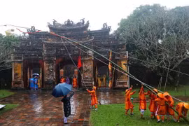 Lễ hạ cây nêu tại hoàng cung triều Nguyễn thuộc khu di sản Hoàng cung Huế. (Ảnh: Tường Vi/TTXVN)