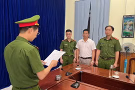 Cơ quan Cảnh sát điều tra, Công an tỉnh Sơn La thi hành lệnh bắt bị can Lê Văn Kỳ, Phó Giám đốc Sở Nông nghiệp và Phát triển nông thôn tỉnh Sơn La, nguyên Chủ tịch Ủy ban Nhân dân huyện Bắc Yên. (Ảnh: TTXVN phát)