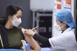 Tiêm vaccine ngừa COVID-19. (Nguồn: TTXVN)
