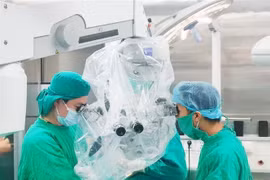 Các bác sỹ Bệnh viện Đa khoa tỉnh Thanh Hóa sử dụng kính vi phẫu để phẫu thuật cắt bỏ khối u não cho bệnh nhân. (Ảnh TTXVN phát)