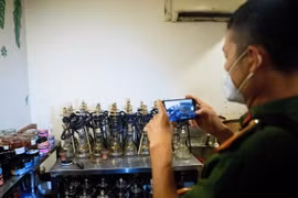 Lực lượng công an phát hiện nhiều bình thuốc shisha không rõ nguồn gốc tại một địa điểm kinh doanh ở 'phố Tây' Bùi Viện. (Ảnh: Thành Chung/TTXVN)