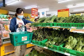 Người dân mua hàng hóa tại siêu thị. (Nguồn: TTXVN)