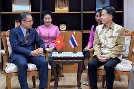Đại sứ Phan Chí Thành (bên trái) và Tỉnh trưởng Nong Bua Lamphu, ông Suwit Chanworn. (Ảnh Huy Tiến/TTXVN)