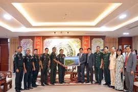 Bí thư Tỉnh ủy, Chủ tịch Hội đồng Nhân dân tỉnh Cà Mau Nguyễn Tiến Hải (thứ 7, từ phải sang) tặng quà lưu niệm cho đoàn cán bộ của Bộ Tư lệnh Cảnh vệ Quân đội Hoàng gia Campuchia. (Ảnh: Huỳnh Anh/TTXVN)
