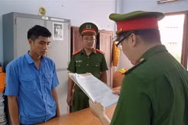 Cơ quan Cảnh sát điều tra tống đạt quyết định khởi tố đối với Võ Quốc Nhiên, sinh năm 1995, đăng kiểm viên. (Ảnh: TTXVN phát)