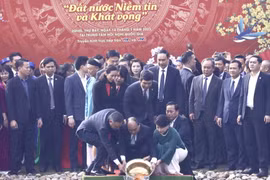 Chủ tịch nước Nguyễn Xuân Phúc và Phu nhân cùng các đại biểu kiều bào thả cá chép tiễn ông Công, ông Táo theo phong tục truyền thống. (Ảnh: Lâm Khánh/TTXVN)