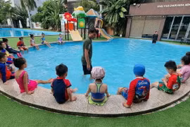 Giờ học bơi của học sinh tiểu học tại một trường học ở Ninh Thuận. (Ảnh: TTXVN phát)