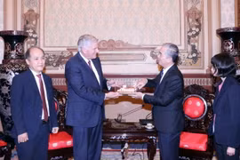 Phó Chủ tịch UBND Thành phố Hồ Chí Minh Ngô Minh Châu - thứ hai từ phải sang tặng quà lưu niệm cho Mục sư Franklin Graham - thứ 2 từ trái sang. (Ảnh: Xuân Khu/TTXVN)