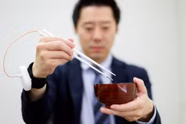 Các nhà nghiên cứu đã chỉ ra cách con người có thể tăng cường vị giác nhờ kích thích điện thông qua hai ống hút dẫn điện. (Nguồn: Reuters)