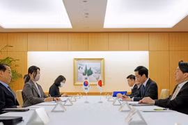Quang cảnh cuộc hội đàm giữa Bộ trưởng Ngoại giao Nhật Bản Yoshimasa Hayashi (phải) và Bộ trưởng Thống nhất Hàn Quốc Kwon Young Se. (Nguồn: Kyodo)