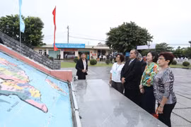 Tổng Giám đốc TTXVN Vũ Việt Trang và Chủ tịch Thông tấn xã Prensa Latina (Cuba) Luis Enrique González Acosta thăm Di tích Kỳ đài Hiền Lương. (Ảnh: Minh Quyết/TTXVN)