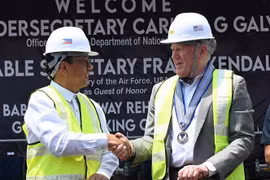 Bộ trưởng Không quân Mỹ Frank Kendall (phải) và Bộ trưởng Quốc phòng Philippines Carlito Galvez chủ trì lễ khởi công dự án cải tạo đường băng của căn cứ không quân Basa, thuộc tỉnh Pampanga, Philippines ngày 20/3. (Ảnh: AFP/TTXVN)