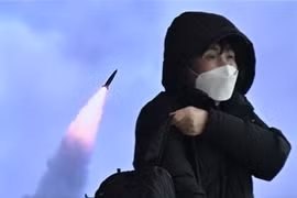Truyền hình Hàn Quốc đưa tin về vụ phóng tên lửa của Triều Tiên ngày 16/3. (Ảnh: AFP/TTXVN)