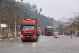Phương tiện nhập cảnh vào Việt Nam qua Cửa khẩu Quốc tế Hữu Nghị. (Ảnh: Quang Duy/TTXVN)