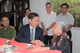 Trưởng ban Kinh tế Trung ương Trần Tuấn Anh thăm, chúc Tết Mẹ Việt Nam anh hùng Đặng Thị Nhung, 102 tuổi, ấp Phú Hữu Yên, xã Song Phú, huyện Tam Bình. (Ảnh: Phạm Minh Tuấn/TTXVN)