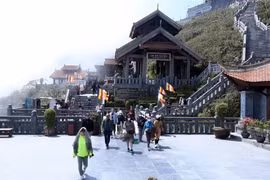 Du khách leo núi Fansipan. (Ảnh: Quốc Khánh/TTXVN)