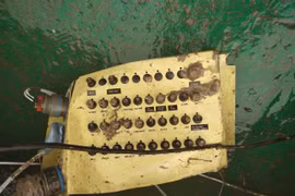Động cơ của rực thăng Bell-05 được tìm thấy. (Ảnh: TTXVN phát)