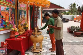 Người dân xã Vị Bình đến chùa Ratana Paphia Vararam thực hiện nghi lễ đón Tết Chôl Chnăm Thmây. (Ảnh: Hồng Thái/TTXVN)