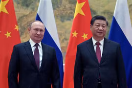 Chủ tịch Trung Quốc Tập Cận Bình (phải) và Tổng thống Nga Vladimir Putin tại một cuộc gặp. (Ảnh: AFP/TTXVN)