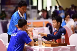 Kỳ thủ của Việt Nam (bên phải) thi đấu môn Cờ ốc gặp kỳ thủ của Lào trong ngày ra quân 29/4. (Ảnh: Minh Quyết/TTXVN) 
