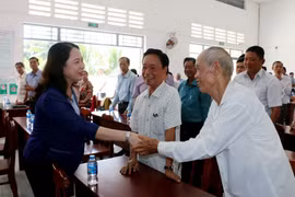 Phó Chủ tịch nước Võ Thị Ánh Xuân trao đổi với cử tri huyện Thoại Sơn, tỉnh An Giang. (Ảnh: Công Mạo/TTXVN)
