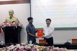 Chủ tịch UBND tỉnh Hà Nam Trương Quốc Huy trao Giấy chứng nhận đăng ký đầu tư cho Công ty trách nhiệm hữu hạn Hợp Tiến. (Ảnh: Nguyễn Chinh/TTXVN)