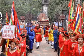 Các nghi lễ truyền thống trong Lễ hội Hoa Lư thu hút đông đảo nhân dân và du khách đến tham quan, chiêm bái. (Ảnh: Hải Yến/TTXVN)